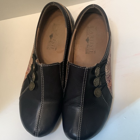 L’Artiste by Spring Steps Black with button accents and a floral design.Size 37 - Picture 7 of 10